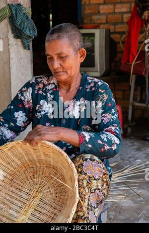 Eine Frau macht Korbkörbe. Prasat Bakang, Siem Reap, Kambodscha. Stockfoto