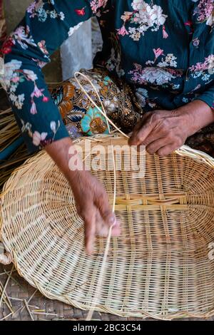 Eine Frau macht Korbkörbe. Prasat Bakang, Siem Reap, Kambodscha. Stockfoto