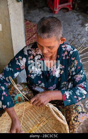 Eine Frau macht Korbkörbe. Prasat Bakang, Siem Reap, Kambodscha. Stockfoto