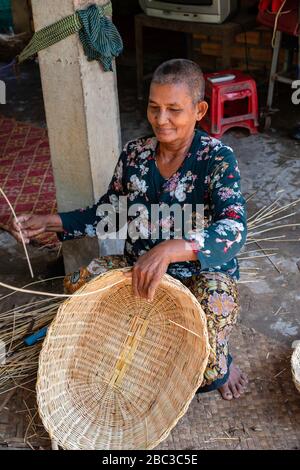 Eine Frau macht Korbkörbe. Prasat Bakang, Siem Reap, Kambodscha. Stockfoto