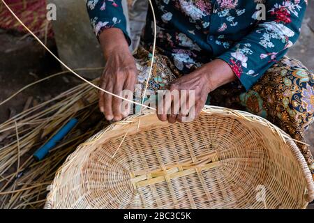 Eine Frau macht Korbkörbe. Prasat Bakang, Siem Reap, Kambodscha. Stockfoto