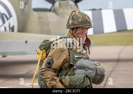 Fallschirmjäger und C-47A Douglas Dakota während der Veranstaltung DAKS over Normandy, Duxford Airfield, Cambridgeshire, Großbritannien Stockfoto