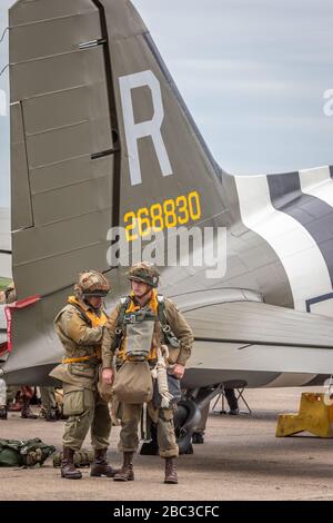 Fallschirmjäger und Douglas C-53D Skytrooper Dakota während der Veranstaltung DAKS over Normandy, Duxford Airfield, Cambridgeshire, Großbritannien Stockfoto