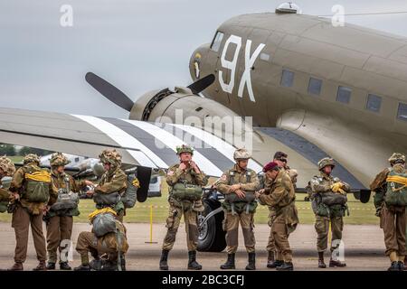 Fallschirmjäger und C-47A Douglas Dakota während der Veranstaltung DAKS over Normandy, Duxford Airfield, Cambridgeshire, Großbritannien Stockfoto