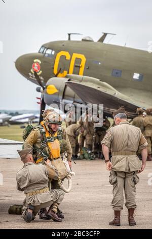 Fallschirmjäger und C-47A Douglas Dakota während der Veranstaltung DAKS over Normandy, Duxford Airfield, Cambridgeshire, Großbritannien Stockfoto