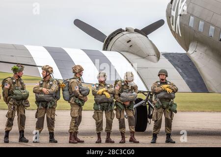 Fallschirmjäger und C-47A Douglas Dakota während der Veranstaltung DAKS over Normandy, Duxford Airfield, Cambridgeshire, Großbritannien Stockfoto