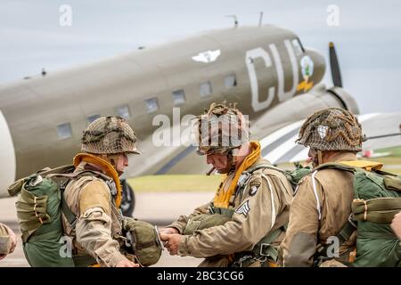 Fallschirmjäger und C-47A Douglas Dakota während der Veranstaltung DAKS over Normandy, Duxford Airfield, Cambridgeshire, Großbritannien Stockfoto