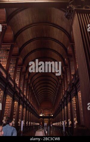 Long Room Library, Dublin, Buch, Marmorbüsten, Holzdecke Stockfoto