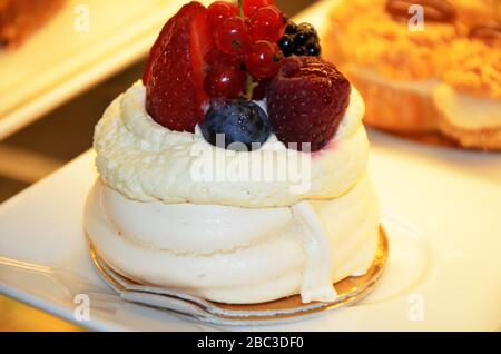 Köstliche pavlova süß mit frischen Früchten Stockfoto