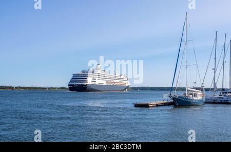 Frau Zaandam, ein Kreuzfahrtschiff im Besitz der Holland America Line, verließ im schönen Sommer das kanadische Charottetown Stockfoto