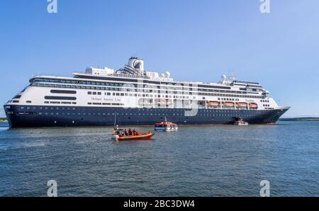 Frau Zaandam, ein Kreuzfahrtschiff, das im Besitz der Holland America Line in Charlettetown, Kanada, im schönen Sommer ist und von ihr betrieben wird Stockfoto