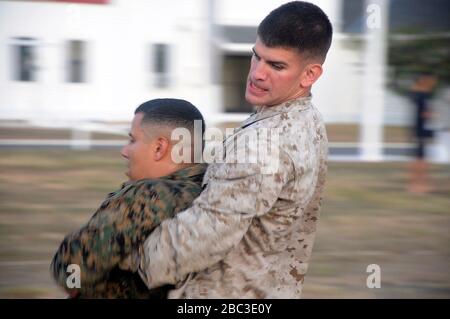 GTMO Marines, Segler und Soldaten führen einen Combat Fitness Test durch Stockfoto