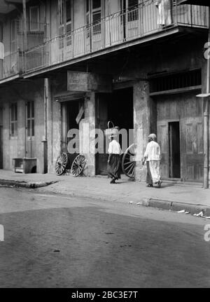 Straßenszene, Chartres Street, New Orleans, Louisiana, USA, Arnold Genthe, 1920er Jahre Stockfoto