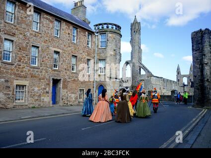 Studenten kleideten sich als historische Scharachtern in der Kate-Kennedy-Prozession, die jährlich in St Andrews, Fife, Schottland stattfindet. Stockfoto