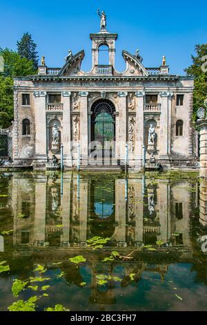 Das Haupttor der Villa Barbarigo ist eine ländliche Villa aus dem 17. Jahrhundert, die von der venetianischen Familie der Barbarigo erbaut wurde Stockfoto