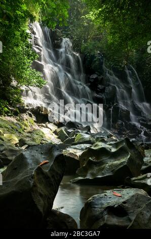 Kanto Lampo Wasserfall und Fluss in einem Waldschlucht, Foto mit langer Belichtung in der Nähe von Ubud, Bali, Indonesien Stockfoto
