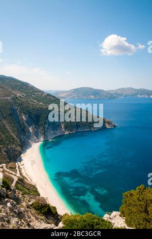 Helle, sonnige Aussicht von oberhalb der Mittelmeerküste von Myrtos Beach, auf der griechischen Insel Kefalonia Stockfoto