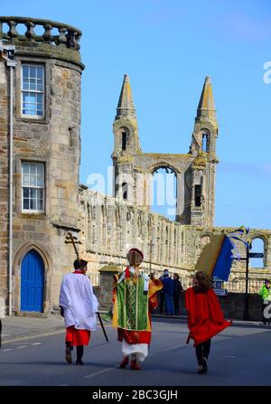 Studenten kleideten sich als historische Scharachtern in der Kate-Kennedy-Prozession, die jährlich in St Andrews, Fife, Schottland stattfindet. Stockfoto