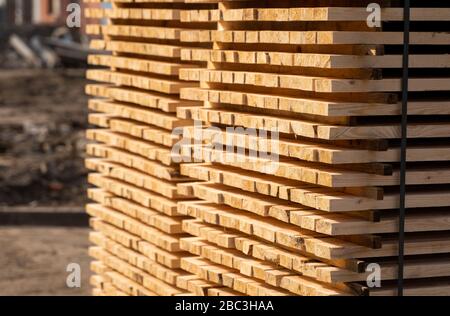 Lagerhaus zum Sägen von Bretter in einem Sägewerk im Freien. Holzmühle, Sägewerk. Lagerung von Holzbrettern. Holztafeln im Sägewerk Stockfoto