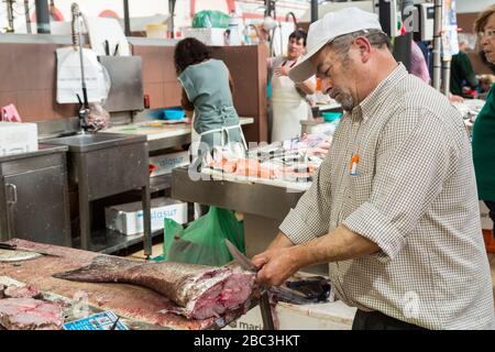 Steaks aus Fisch, Fischmarkt, Loule, Algarve, Portugal schneiden Stockfoto