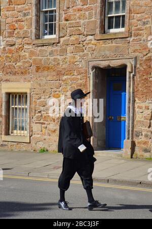 Studenten kleideten sich als historische Scharachtern in der Kate-Kennedy-Prozession, die jährlich in St Andrews, Fife, Schottland stattfindet. Stockfoto