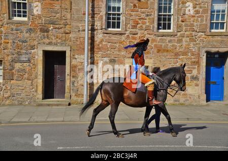 Studenten kleideten sich als historische Scharachtern in der Kate-Kennedy-Prozession, die jährlich in St Andrews, Fife, Schottland stattfindet. Stockfoto