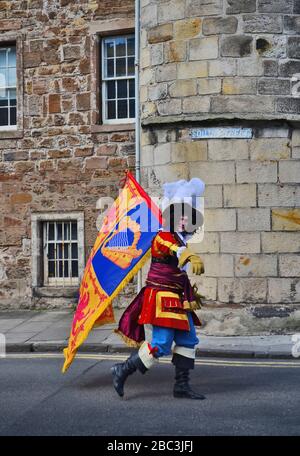 Studenten kleideten sich als historische Scharachtern in der Kate-Kennedy-Prozession, die jährlich in St Andrews, Fife, Schottland stattfindet. Stockfoto