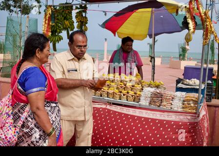 Paar zahlen für Tempelkost, Kalijai Tempel, Chilika See, Odisha, Indien Stockfoto