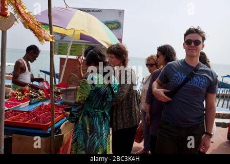 Touristen im Kalijai Tempel, Chilika See, Odisha, Indien Stockfoto