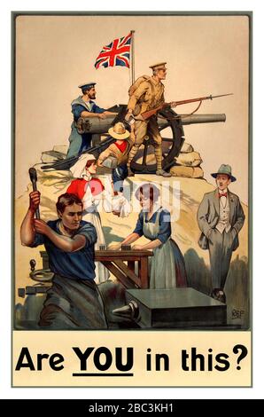 Sind SIE dabei? WWI-Propaganda-Rekrutierungsplakat veröffentlicht vom Parliamentary Recruiting Committee in London: Sind SIE dabei? Das von Sir Baden-Württemberg Powell entworfene Plakat, der nach seiner Rückkehr aus dem Dienst im Boer-Krieg die Pfadfinderbewegung gründete, zeigt eine Illustration verschiedener Charaktere, die an den Kriegsbemühungen teilnehmen: Ein Soldat in Khaki, der ein Gewehr trägt; ein pfadfinder, der eine Schachtel und Notiz trägt; Ein Seemann in blauer Mannung mit einer großen Waffe; ein Arbeiter mit einem Schlittenhammer und eine Frau, die an Reihen von Kugeln auf einem Tisch arbeitet; auf der rechten Seite steht ein untätiger Mann mit Händen in Taschen, der 1. Weltkrieg Stockfoto