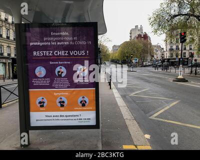 Paris, Frankreich, Detail, französische Regierungsbehörde öffentliche Poster Gesundheitswarnung zu COVID-19 auf der Straße „Stay H-ome“ Infektionen, frankreich-Pandemie, Herausforderungen im Bereich der öffentlichen Gesundheit, paris Straße leer Stockfoto