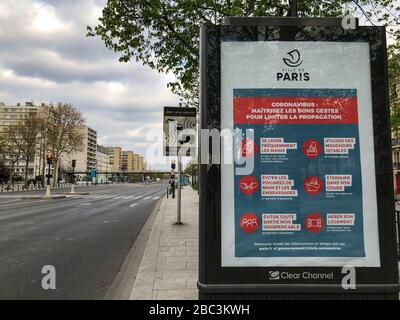 Paris, Frankreich, Detail, französische Regierungsbehörde öffentliche Poster Heallth Warnung zu COVID-19 auf der Straße „Gestes“-Viertel, frankreich-Pandemie, paris-Straße leer Stockfoto