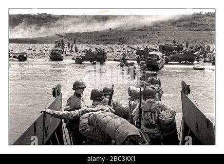 Omaha Beach Landng Craft D Day WW2 amerikanische GI-Truppen steigen am Tag 2. JUNI 1944 amerikanische GI-Soldaten Gruppe in einem landenden Strand aus, der von der NS-Wehrmacht während der alliierten Invasion am 6. Juni 1944 unter Beschuss durch Waffeneinsätze in der Normandie Frankreich unter Beschuss gesetzt wurde. Entlang eines 50 Meilen langen Küstenabschnitts in Nordfrankreich stürmten mehr als 160.000 alliierte Truppen an diesem Tag Utah Beach und vier weitere Strände, um im kontinentalnazistischen Europa Fuß zu fassen. Am Ende der D-Day Invasion waren mehr als 9.000 dieser alliierten Truppen entweder tot oder verletzt - die Mehrheit von ihnen Amerikaner. Weltkrieg Stockfoto