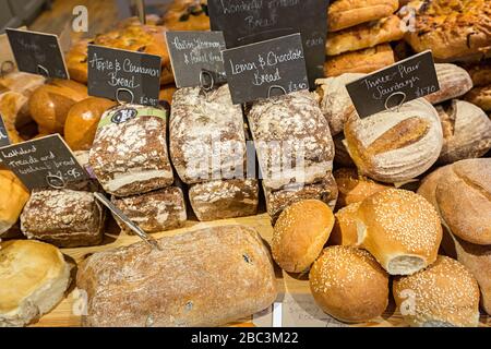 Handwerkliches Brot im Verkauf, Großbritannien Stockfoto