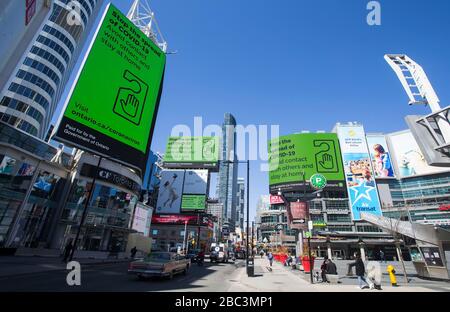 Toronto, Kanada. April 2020. Kommerzielle Bildschirme zeigen die Botschaften der Regierung von Ontario auf COVID-19 auf dem Yonge-Dundas-Platz in Toronto, Kanada, am 2. April 2020. Die Anzahl der bestätigten COVID-19-Fälle weltweit ist nach dem neuen Tally von der Johns Hopkins University am Donnerstagnachmittag über 1 Million gestiegen. Credit: Zou Zheng/Xinhua/Alamy Live News Stockfoto