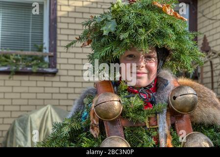 Silvesterchlausen oder Silvester-Mummers in traditionellen Kostümen feiern Neujahr in Urnasch, Schweiz Stockfoto