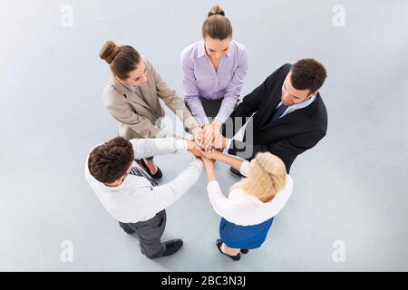 Unternehmensgruppe, die sich den Händen anschlossen Stockfoto