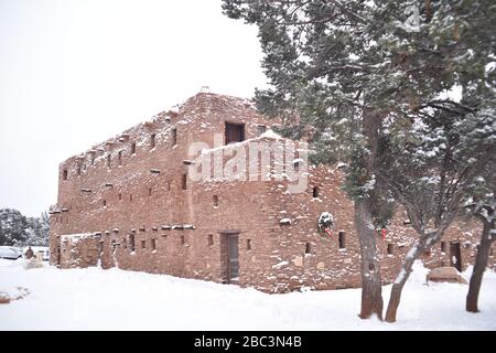 Grand Canyon, AZ., USA 31. Dezember 1, 2019.Mary E.J. Coulter eröffnete das Hopi House in 1905, um Adobe Pueblo der amerikanischen Ureinwohner von Hopi zu gedenken Stockfoto