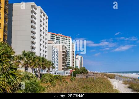 Resort Hotels am Strand am North Ocean Boulevard in Myrtle Beach, South Carolina. Stockfoto