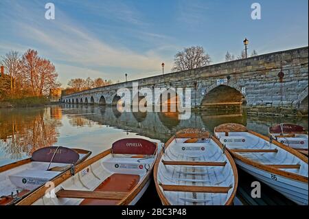 Weiße Ruderboote aus Holz moorierten am Fluss Avon an der Clopton Bridge, Stratford-Upon-Avon früh an einem Frühlingmorgen. Stockfoto