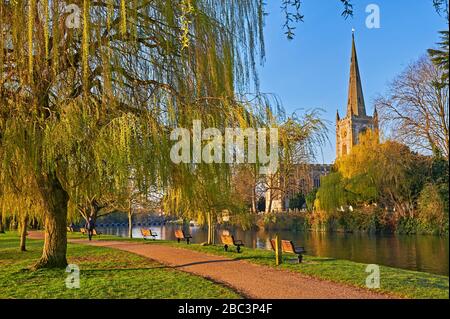 Die Holy Trinity Kirche Stratford upon Avon Warwickshire steht über dem Fluss Avon und der Grabstätte des weltberühmten Schauspielers William Shakespeare Stockfoto