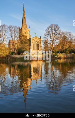 Die Holy Trinity Kirche, Stratford-Upon-Avon, Warwickshire, die Grabstätte von William Shakespeare spiegelt sich im Fluss Avon wider Stockfoto