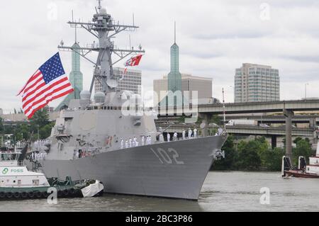 Der Lenkflugkörperzerstörer USS Sampson (DDG 102) trifft zur Feier der Portland-Flottenwoche während des 103. Jährlichen Rose Festivals ein. Stockfoto