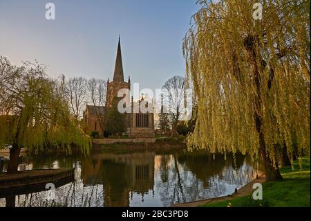 Die Holy Trinity Kirche Stratford upon Avon Warwickshire steht über dem Fluss Avon. Es ist die Grabstätte von William Shakespeare berühmtem Dramatiker. Stockfoto