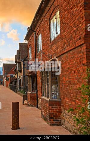 Stratford upon Avon, Warwickshire und historische Gebäude an der Henley Street umfassen Shakespeares Geburtshaus und Souvenirladen. Stockfoto