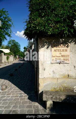 Straßenansicht des Malerdorfs Barbizon mit dem Schild am Gebäude des Studios Maison Atelier de Jean Francois Millet in Foreigound.Barbizon.seine-et-Marne.France Stockfoto