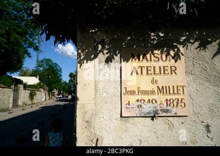 Straßenansicht des Malerdorfs Barbizon mit dem Schild am Gebäude des Studios Maison Atelier de Jean Francois Millet in Foreigound.Barbizon.seine-et-Marne.France Stockfoto