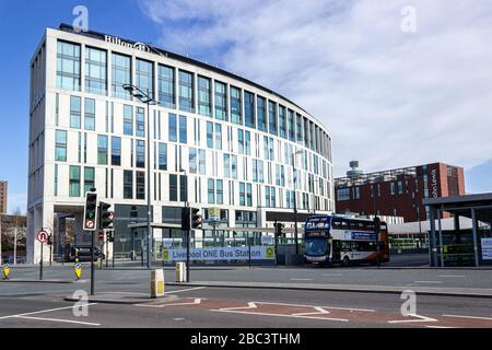 Hilton Hotel und Liverpool eine Bushaltestelle, Canning Place, Liverpool Stockfoto