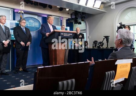 US-Präsident Donald Trump antwortet auf eine Reporterfrage zu verstärkten Gegennarkotisierungsoperationen und erhöhter Grenzsicherheit im Presse-Briefing-Raum des Weißen Hauses vom 1. April 2020 in Washington, DC. Der präsident von links nach rechts wird Mitglied: Coast Guard Commandant ADM. Karl Schultz, Nationaler Sicherheitsberater Amb. Robert O'Brien, Rechtsanwalt William Barr, Verteidigungsminister Mark Esper, Vorsitzender der Joint Chiefs of Staff Gen. Mark Milley und Chief of Naval Operations ADM. Michael Gilday. Stockfoto