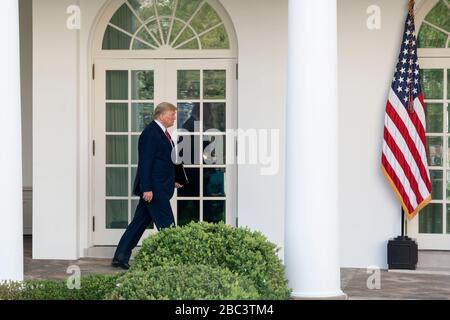 US-Präsident Donald Trump spaziert an der West Colonnade des Weißen Hauses zum Rosengarten für die tägliche COVID-19, Coronavirus Briefing am 29. März 2020 in Washington, DC. Stockfoto